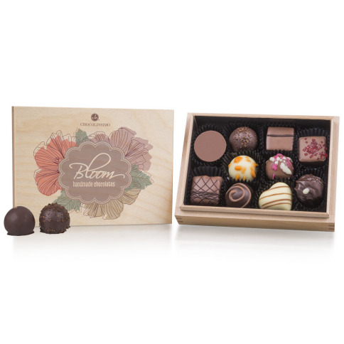 praline din ciocolata in cutie din lemn cu flori