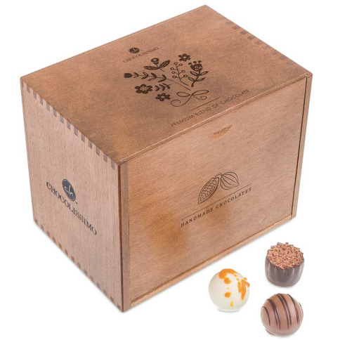Praline belgiene in cutie de lemn cu motiv floral