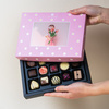 Cutie cu praline din ciocolata Postcard Midi Rosa.