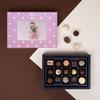 Cutie cu praline din ciocolata Postcard Midi Rosa.