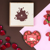 Inima din ciocolata cu lapte decorata cu chili si capsuni