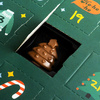 Advent calendar verde cu ciocolata in forma de figurine de Craciun