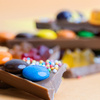 Ciocolata in forma de Tort decorat cu M&M