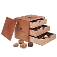 Praline belgiene in cutie de lemn. Cadouri de Craciun