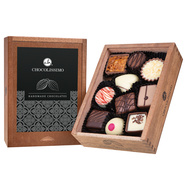 praline de ciocolata in cutii din lemn